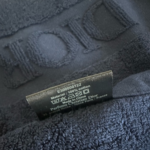 NWT Dior Towel, Skincare, & Sauvage Fragrance Bundle - Picture 12 of 13